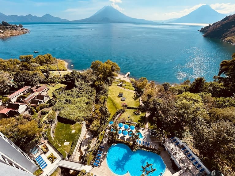 Lago, jardines y piscina